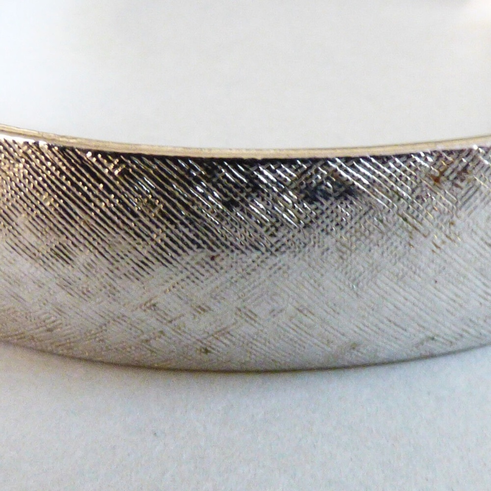 VTG Retro Elegant MONET SIlver Tone Texture Pattern Hinged oval Bangle Bracelet - Picture 4 of 8